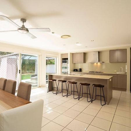 Modern 5 Bedroom Home Close To Harbour Town Gold Coast Bagian luar foto