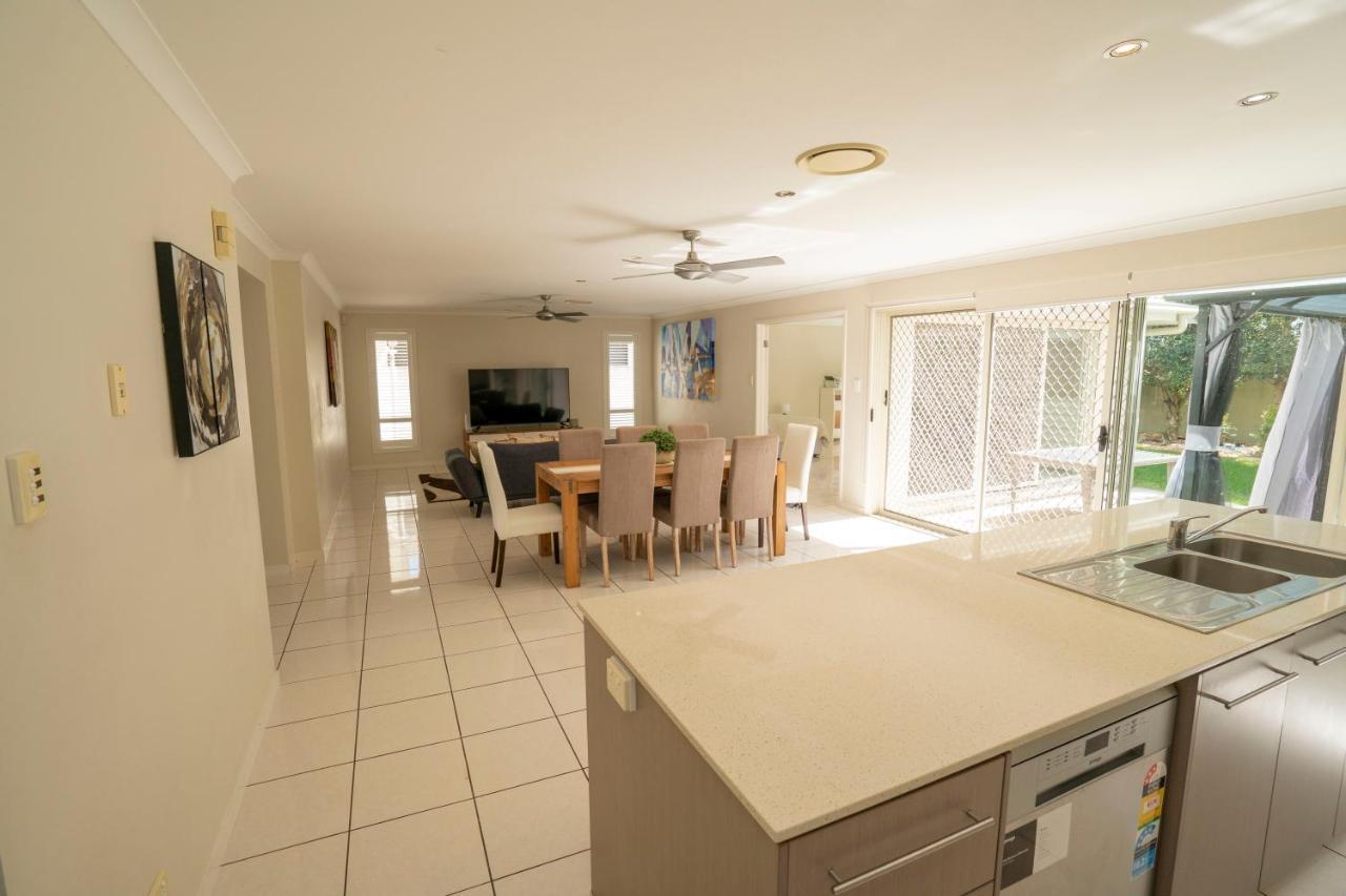 Modern 5 Bedroom Home Close To Harbour Town Gold Coast Bagian luar foto