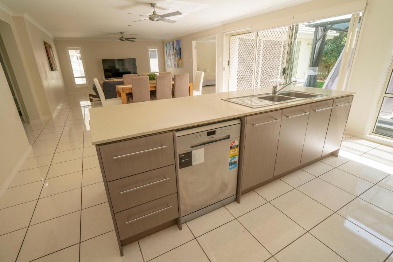 Modern 5 Bedroom Home Close To Harbour Town Gold Coast Bagian luar foto